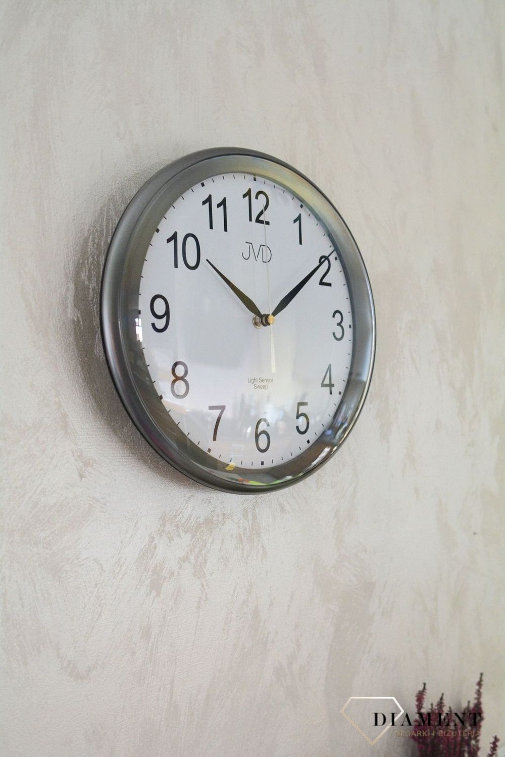 Zegar ścienny z podświetlaną całą tarcza. Zegar ścienny light sensor. Zegar ścienny w obudowie w kolorze szarym z białą wyraźna tarczą. Darmowa wysyłka! Zapraszamy na www.zegarki-diament.pl Prezent na nowe mieszkanie (1).JPG
