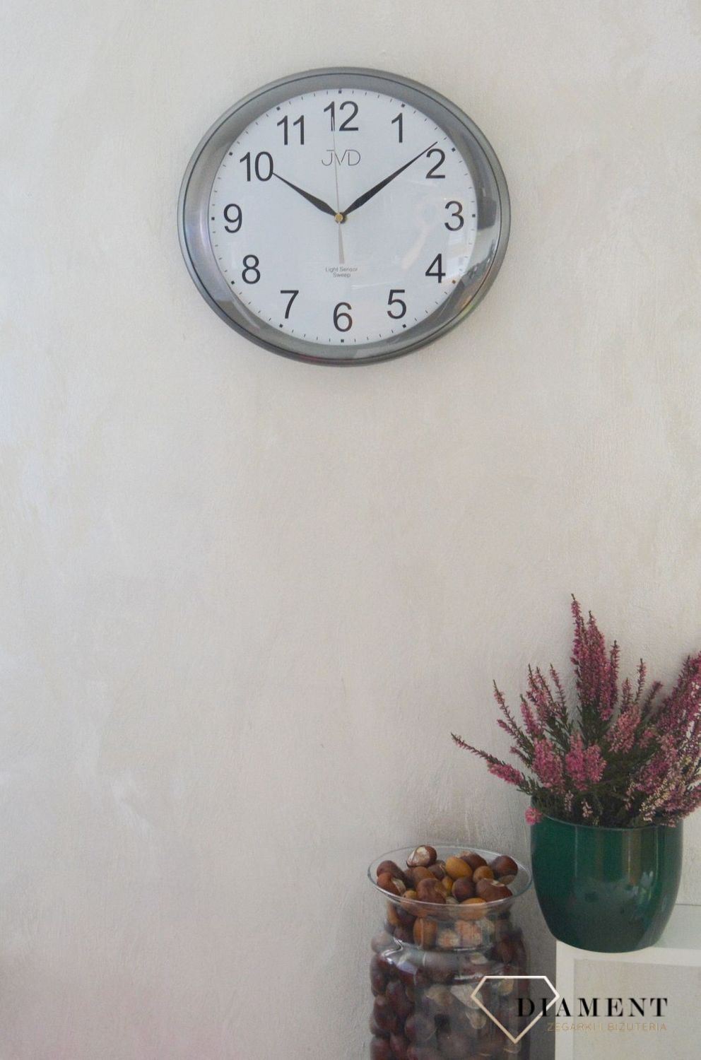 Zegar ścienny z podświetlaną całą tarcza. Zegar ścienny light sensor. Zegar ścienny w obudowie w kolorze szarym z białą wyraźna tarczą. Darmowa wysyłka! Zapraszamy na www.zegarki-diament.pl Prezent na nowe mieszkanie (1).JPG