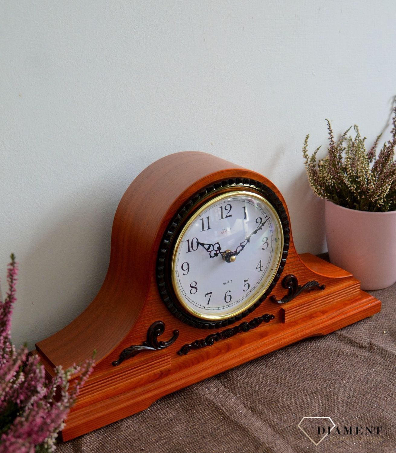 Zegar kominkowy drewniany czeskiej marki JVD o symbolu  HS11.3  z czytelnym cyferblatem to piękny dodatek do Twojego wnętrza.  (2).JPG