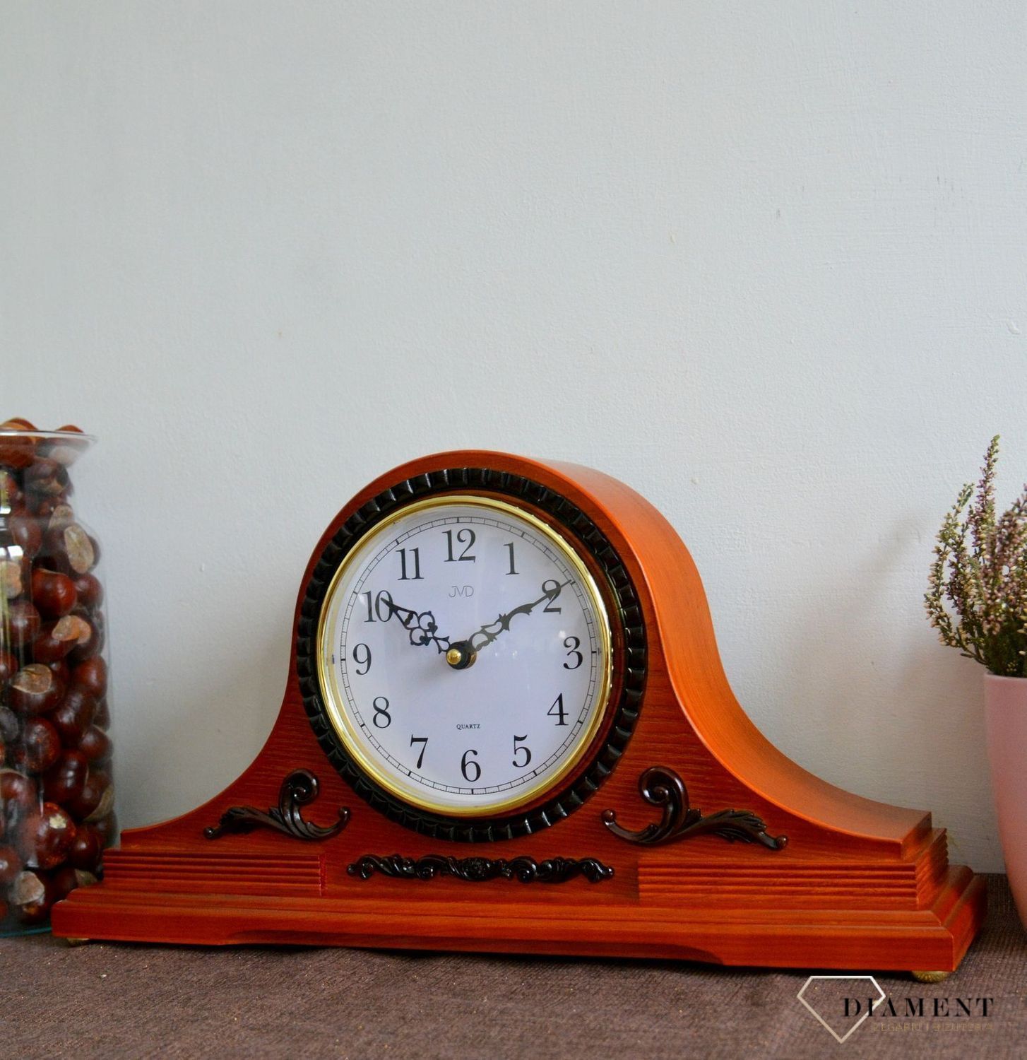 Zegar kominkowy drewniany czeskiej marki JVD o symbolu  HS11.3  z czytelnym cyferblatem to piękny dodatek do Twojego wnętrza.  (2).JPG