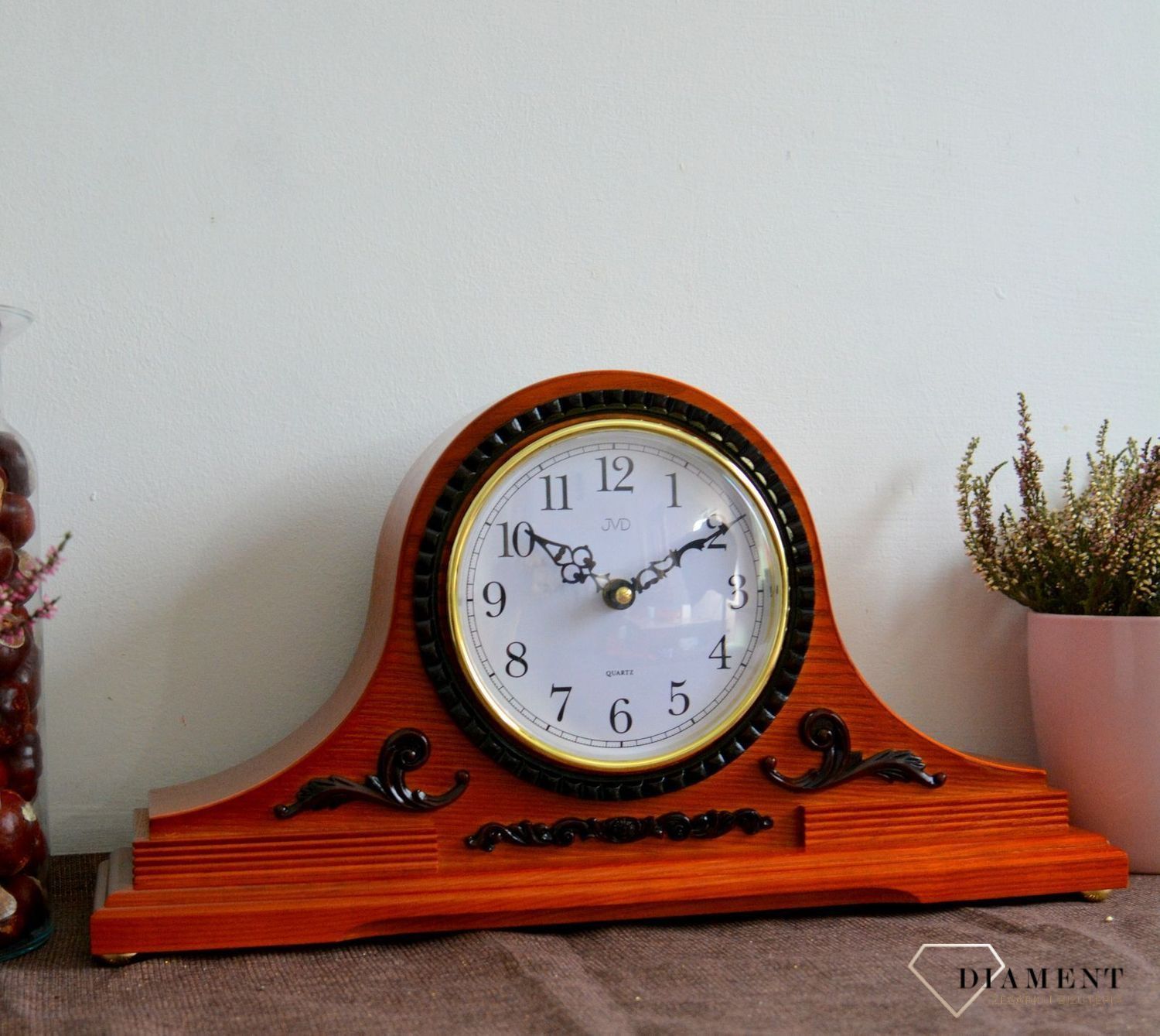 Zegar kominkowy drewniany czeskiej marki JVD o symbolu  HS11.3  z czytelnym cyferblatem to piękny dodatek do Twojego wnętrza.  (2).JPG