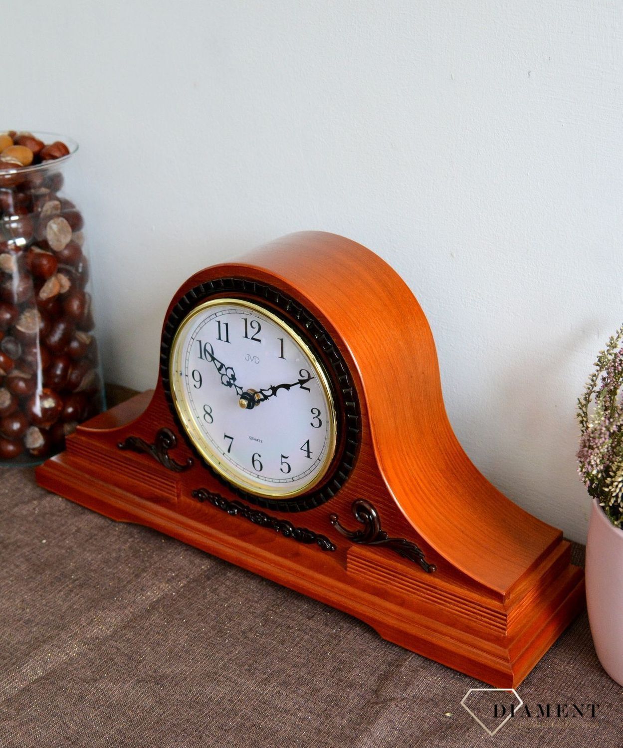 Zegar kominkowy drewniany czeskiej marki JVD o symbolu  HS11.3  z czytelnym cyferblatem to piękny dodatek do Twojego wnętrza.  (2).JPG