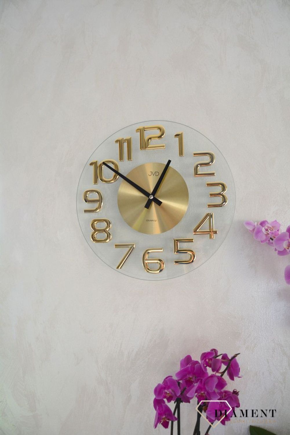 Zegar na ścianę szklany JVD ze złotymi cyframi HT098.1 to ozdobny, prosty zegar pasujący do każdego wnętrza. Ciekawa stylizacja zegara w kolorze złotym (2).JPG