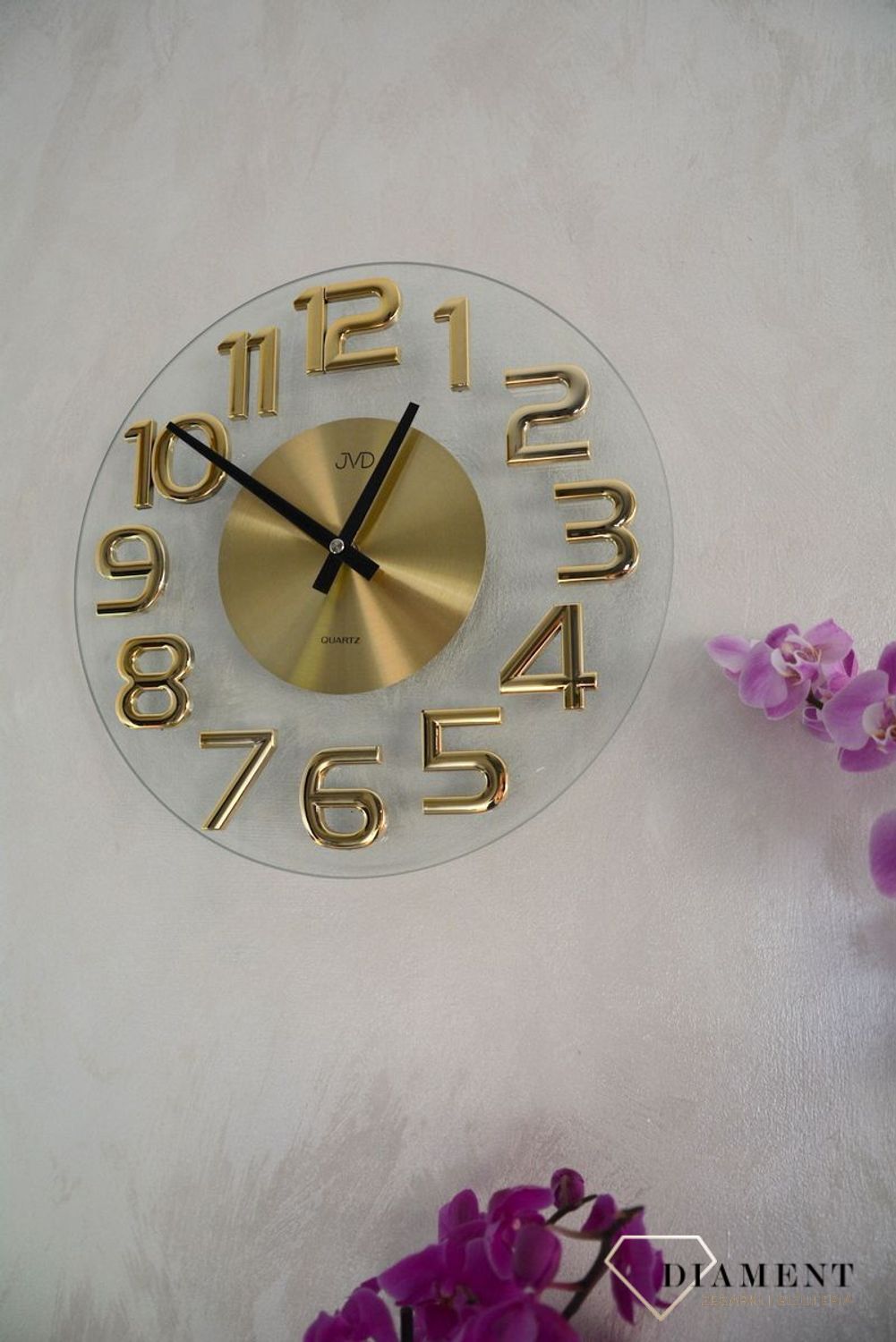 Zegar na ścianę szklany JVD ze złotymi cyframi HT098.1 to ozdobny, prosty zegar pasujący do każdego wnętrza. Ciekawa stylizacja zegara w kolorze złotym (2).JPG