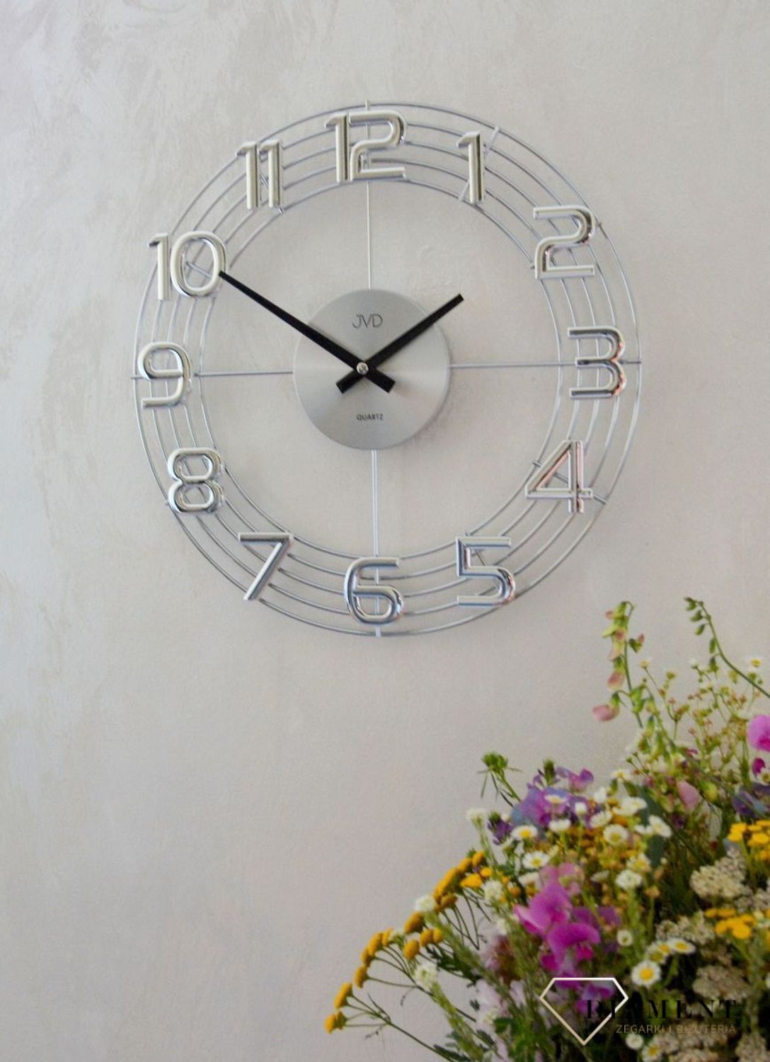 Zegar ścienny 3D JVD HT112.1 wyposażony jest w kwarcowy mechanizm, zasilany za pomocą baterii. Posiada bardzo wysoką dokładność mierzenia czasu +- 10 sekund w przeciągu 30 dni..jpg