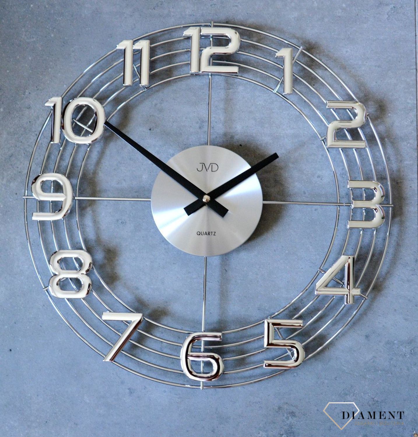 Zegar ścienny 3D JVD HT112.1 wyposażony jest w kwarcowy mechanizm, zasilany za pomocą baterii. Posiada bardzo wysoką dokładność mierzenia czasu +- 10 sekund w przeciągu 30 dni..jpg