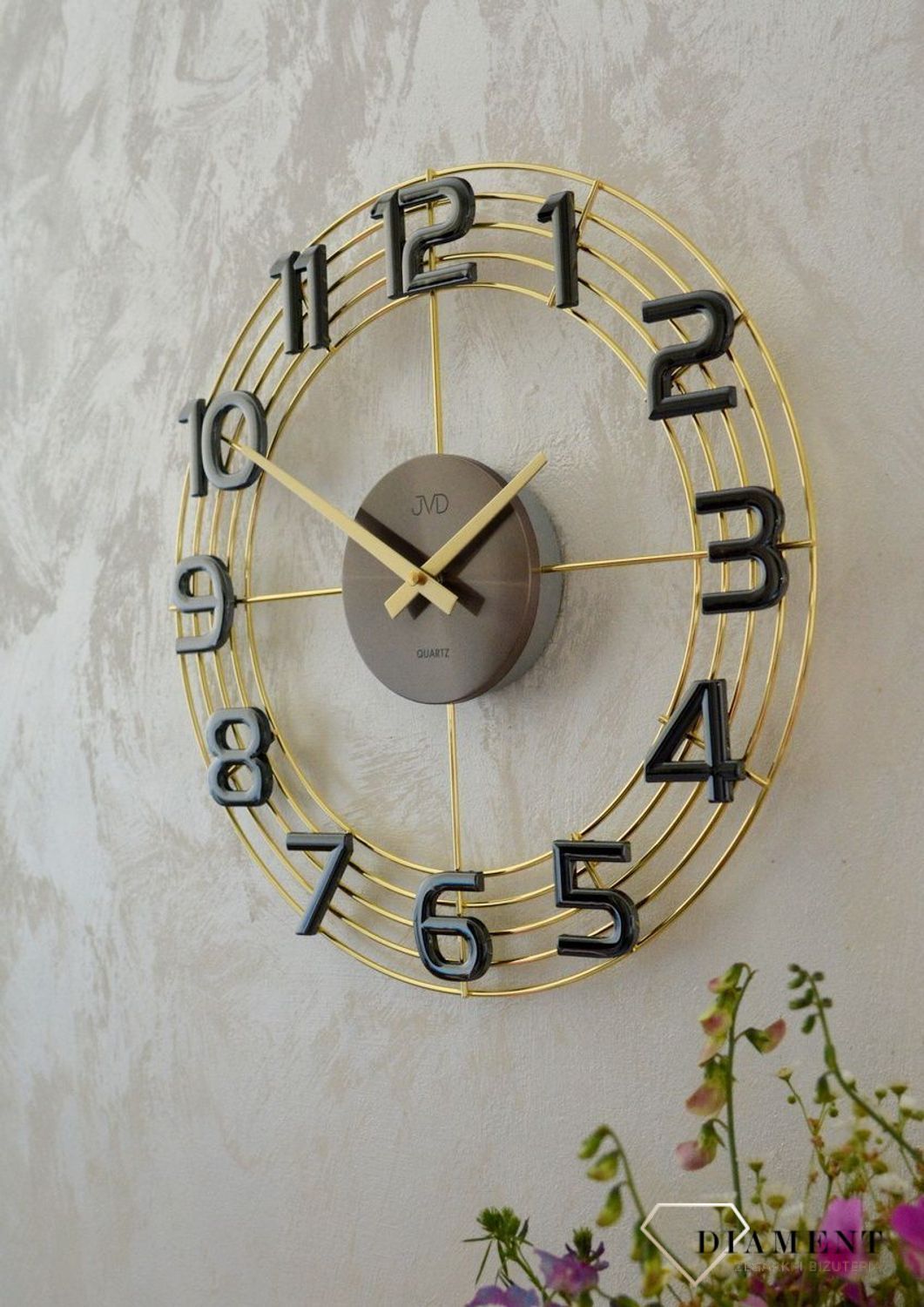 Zegar ścienny 3D JVD HT112.2 wyposażony jest w kwarcowy mechanizm, zasilany za pomocą baterii. Posiada bardzo wysoką dokładność mierzenia czasu +- 10 sekund w przeciągu 30 dni..jpg
