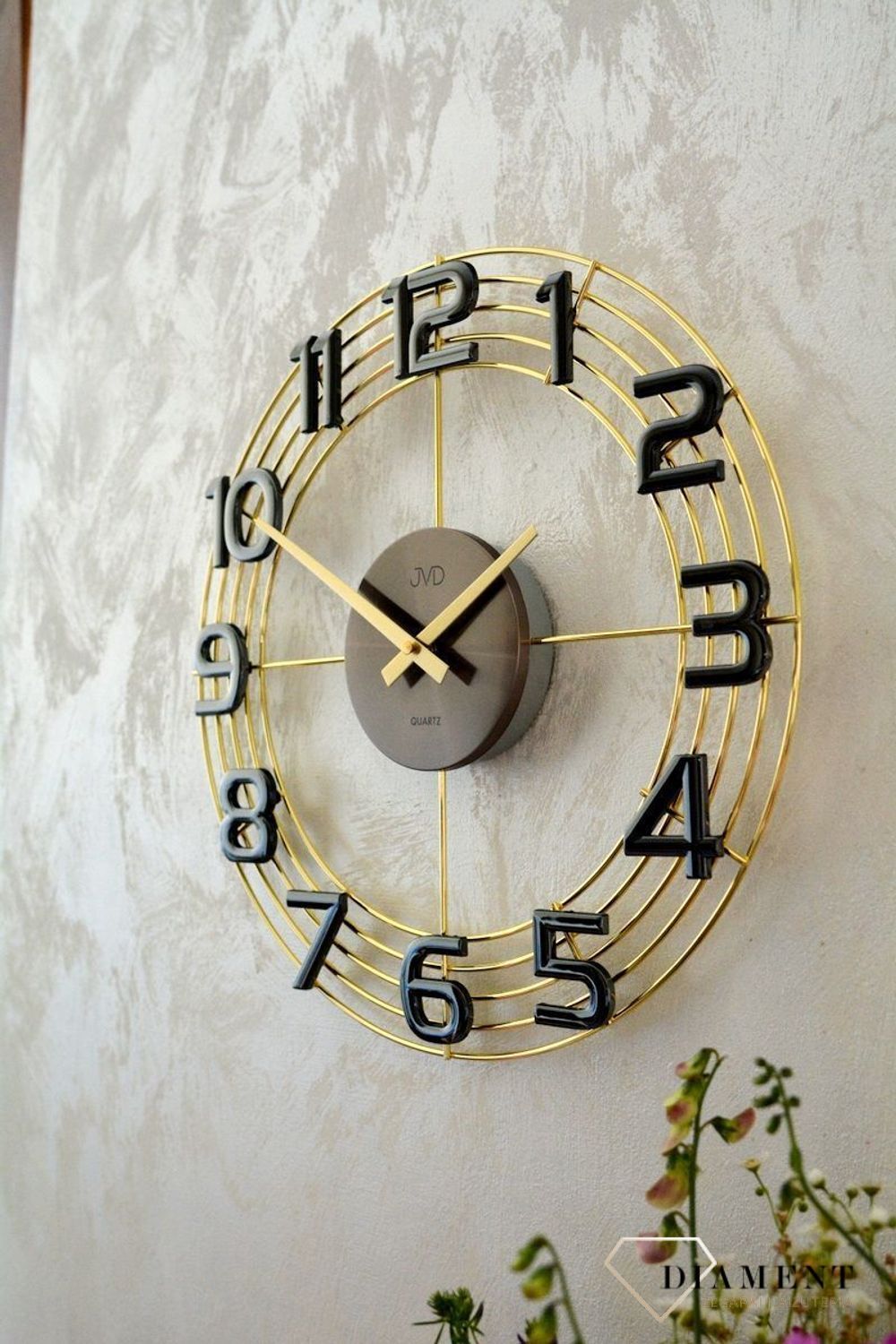 Zegar ścienny 3D JVD HT112.2 wyposażony jest w kwarcowy mechanizm, zasilany za pomocą baterii. Posiada bardzo wysoką dokładność mierzenia czasu +- 10 sekund w przeciągu 30 dni..jpg