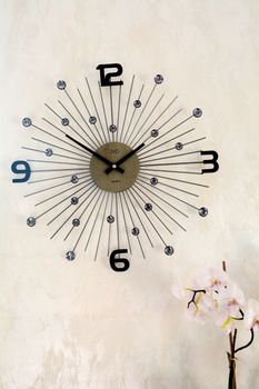 Nowoczesny zegar ścienny JVD HT117.2 o średnicy 49 cm. Metalowa konstrukcja w kolorze czarno-srebrnym, czytelne cyfry i designerski styl. Idealny do salonu, biura i kuchni (1).JPG