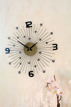 Nowoczesny zegar ścienny JVD HT117.2 o średnicy 49 cm. Metalowa konstrukcja w kolorze czarno-srebrnym, czytelne cyfry i designerski styl. Idealny do salonu, biura i kuchni (2).JPG