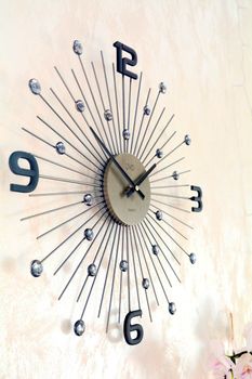 Nowoczesny zegar ścienny JVD HT117.2 o średnicy 49 cm. Metalowa konstrukcja w kolorze czarno-srebrnym, czytelne cyfry i designerski styl. Idealny do salonu, biura i kuchni (3).JPG