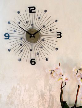 Nowoczesny zegar ścienny JVD HT117.2 o średnicy 49 cm. Metalowa konstrukcja w kolorze czarno-srebrnym, czytelne cyfry i designerski styl. Idealny do salonu, biura i kuchni (4).JPG