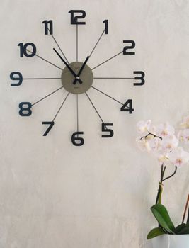 Stylowy zegar ścienny JVD HT118.2 z szarą tarczą i czarną obudową imitującą drewno. Analogowy, kwarcowy, zasilany baterią, średnica 49 c (1).JPG