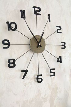 Stylowy zegar ścienny JVD HT118.2 z szarą tarczą i czarną obudową imitującą drewno. Analogowy, kwarcowy, zasilany baterią, średnica 49 c (3).JPG