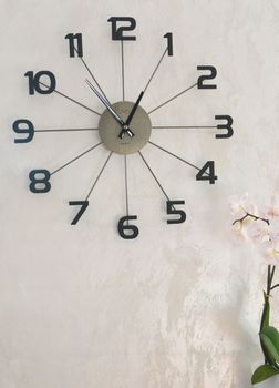 Stylowy zegar ścienny JVD HT118.2 z szarą tarczą i czarną obudową imitującą drewno. Analogowy, kwarcowy, zasilany baterią, średnica 49 c (6).JPG