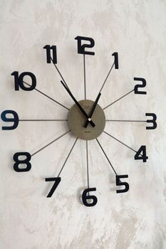 Stylowy zegar ścienny JVD HT118.2 z szarą tarczą i czarną obudową imitującą drewno. Analogowy, kwarcowy, zasilany baterią, średnica 49 c (7).JPG