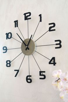 Stylowy zegar ścienny JVD HT118.2 z szarą tarczą i czarną obudową imitującą drewno. Analogowy, kwarcowy, zasilany baterią, średnica 49 c (8).JPG