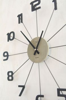 Stylowy zegar ścienny JVD HT118.2 z szarą tarczą i czarną obudową imitującą drewno. Analogowy, kwarcowy, zasilany baterią, średnica 49 c (9).JPG