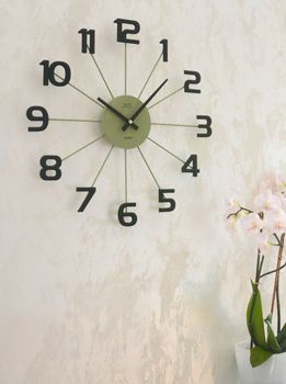 Elegancki zegar ścienny JVD HT119.2 w zielonym kolorze z czarnymi cyframi. Wykonany z metalu, analogowy, idealny do nowoczesnych wnętrz. Kolor matcha do domu (2).JPG