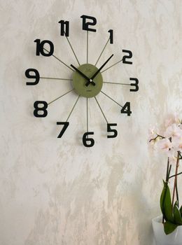 Elegancki zegar ścienny JVD HT119.2 w zielonym kolorze z czarnymi cyframi. Wykonany z metalu, analogowy, idealny do nowoczesnych wnętrz. Kolor matcha do domu (3).JPG