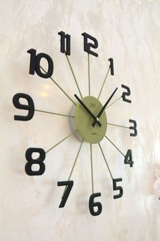 Elegancki zegar ścienny JVD HT119.2 w zielonym kolorze z czarnymi cyframi. Wykonany z metalu, analogowy, idealny do nowoczesnych wnętrz. Kolor matcha do domu (4).JPG