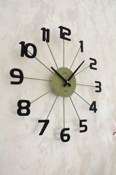 Elegancki zegar ścienny JVD HT119.2 w zielonym kolorze z czarnymi cyframi. Wykonany z metalu, analogowy, idealny do nowoczesnych wnętrz. Kolor matcha do domu (6).JPG