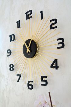 Zegar ścienny JVD HT121.1 – nowoczesny zegar analogowy, czarny ze złotym, metalowy (2).JPG