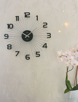 Elegancki zegar ścienny JVD HT121.2 w czarnym kolorze z elementami srebra i czarnymi cyframi. Wykonany z metalu, analogowy, o wymiarach 490×490×40 mm. Gwarancja 2 lata (3).JPG