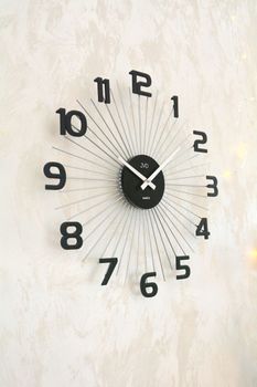 Elegancki zegar ścienny JVD HT121.2 w czarnym kolorze z elementami srebra i czarnymi cyframi. Wykonany z metalu, analogowy, o wymiarach 490×490×40 mm. Gwarancja 2 lata (5).JPG