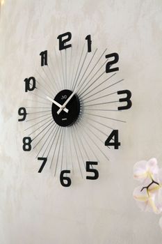 Elegancki zegar ścienny JVD HT121.2 w czarnym kolorze z elementami srebra i czarnymi cyframi. Wykonany z metalu, analogowy, o wymiarach 490×490×40 mm. Gwarancja 2 lata (6).JPG