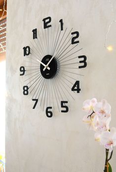 Elegancki zegar ścienny JVD HT121.2 w czarnym kolorze z elementami srebra i czarnymi cyframi. Wykonany z metalu, analogowy, o wymiarach 490×490×40 mm. Gwarancja 2 lata (7).JPG