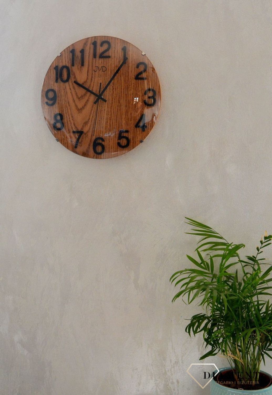 Zegar na ścianę drewniany JVD 30 cm HT98.7. Ścienny zegar JVD HT98.7 wyposażony jest w kwarcowy mechanizm, zasilany za pomocą baterii. Posiada bardzo wysoką dokładność mierzenia czasu +- 10 sekund w przeciągu 30 dni..jpg