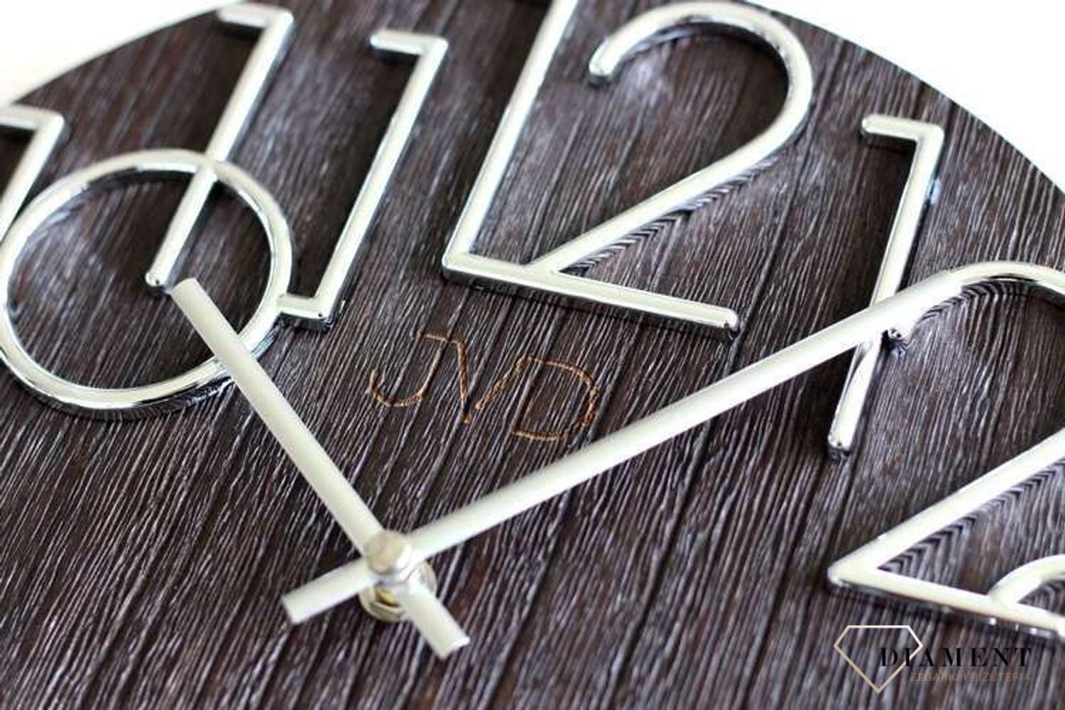 Zegar ścienny okrągły drewniany JVD HT99.1 ✅ Nowoczesny zegar wykonany z drewna w okrągłym kształcie z czytelnymi cyframi w kolorze srebrnym. ✅ Zegar jest świetnym dodatkiem do salonu, sypialni. ✅ Zegar zasilany za pomocą baterii. ✅.png