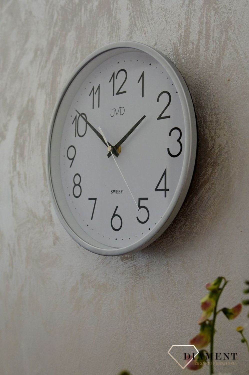 Ścienny zegar JVD HX2487.2 wyposażony jest w kwarcowy mechanizm, zasilany za pomocą baterii. Posiada bardzo wysoką dokładność mierzenia czasu +- 10 sekund w przeciągu 30 dni..png