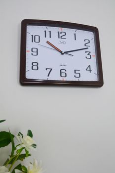 Zegar ścienny JVD HX2497.2 – cichy, nowoczesny, prostokątny brązowy, czytelny zegar (4).JPG