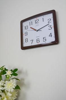 Zegar ścienny JVD HX2497.2 – cichy, nowoczesny, prostokątny brązowy, czytelny zegar (5).JPG