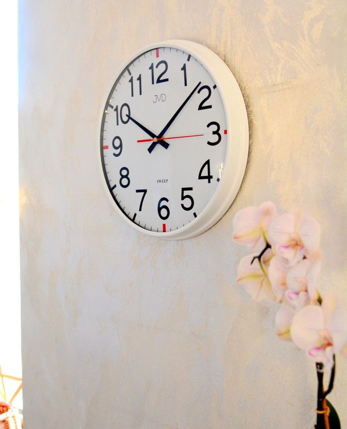 Zegar ścienny JVD HX2508.1 – biały, 30 cm, cichy mechanizm, czerwone detale.jpg