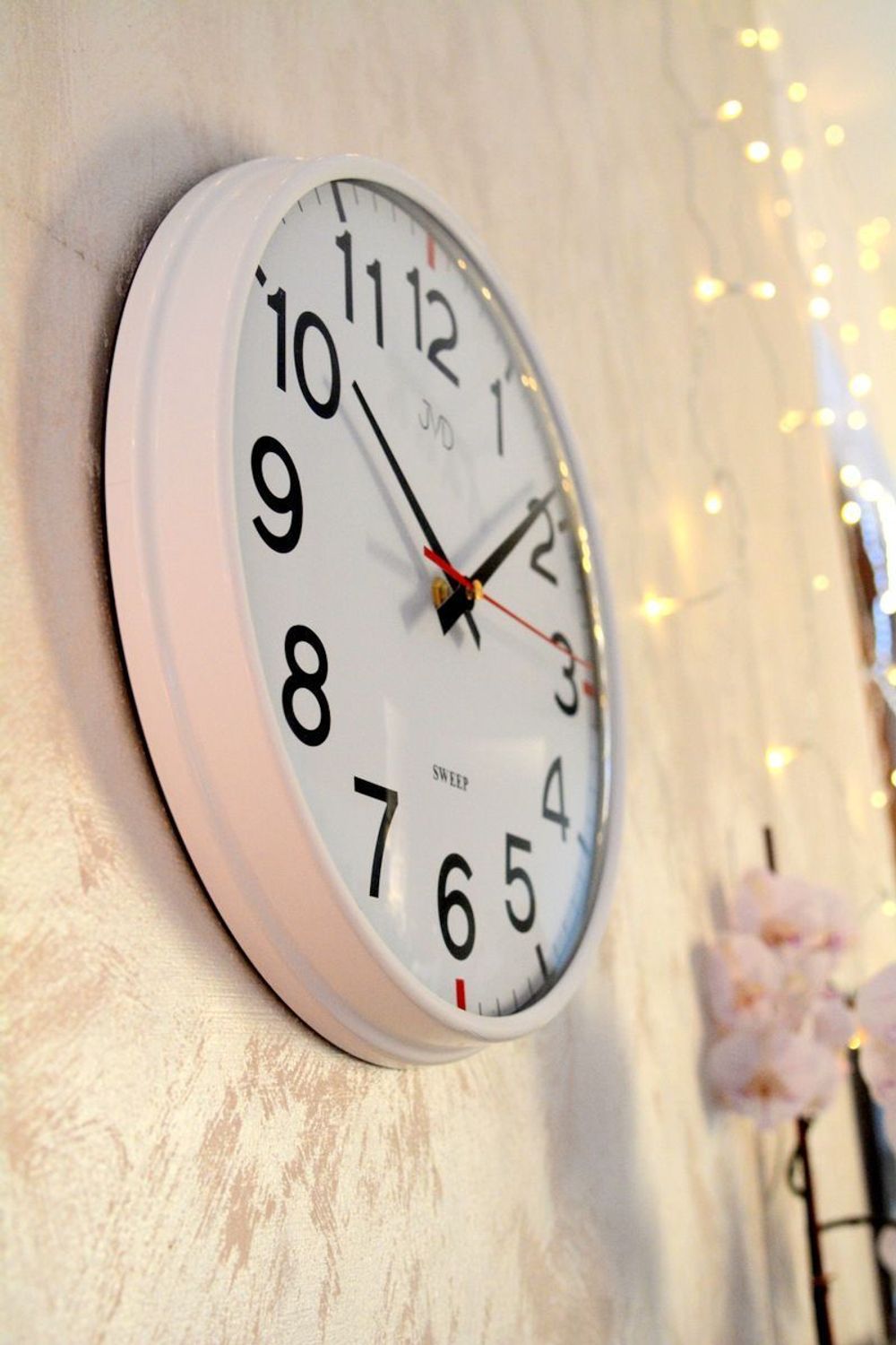 Zegar ścienny JVD HX2508.1 – biały, 30 cm, cichy mechanizm, czerwone detale.jpg