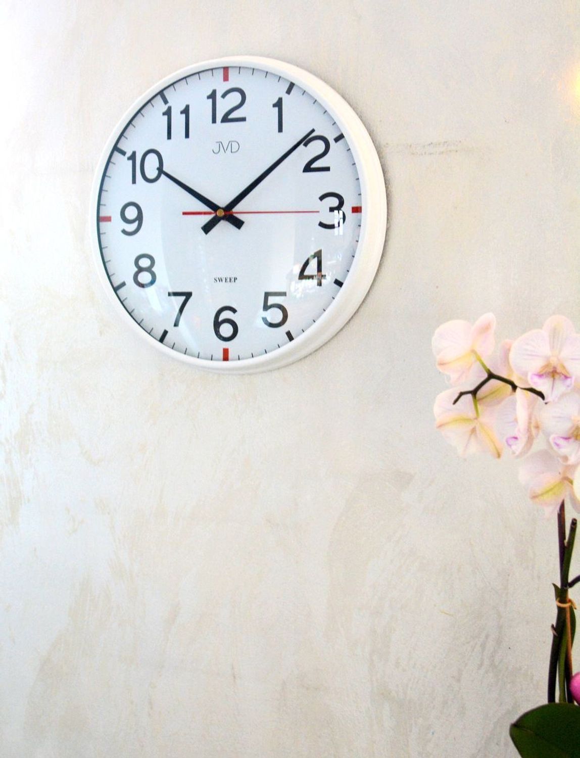 Zegar ścienny JVD HX2508.1 – biały, 30 cm, cichy mechanizm, czerwone detale.jpg