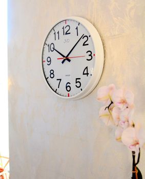 Biały zegar JVD HX2508.1 z czerwonymi akcentami, 30 cm. Cichy mechanizm, płynący sekundnik (1).JPG