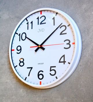 Biały zegar JVD HX2508.1 z czerwonymi akcentami, 30 cm. Cichy mechanizm, płynący sekundnik (3).JPG