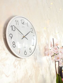 Zegar JVD HX8016.1 – biały, 30 cm, cichy mechanizm z płynącym sekundnikiem. Wypukłe szkło (5).JPG