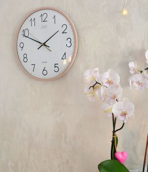 Stylowy zegar ścienny JVD HX8016.2 w kolorze brązowym, średnica 30 cm. Cichy, płynący sekundnik. Wypukłe szkło (3).JPG