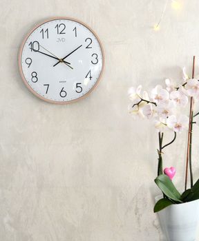 Stylowy zegar ścienny JVD HX8016.2 w kolorze brązowym, średnica 30 cm. Cichy, płynący sekundnik. Wypukłe szkło (4).JPG