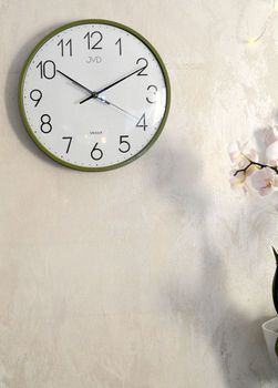 Zielony zegar ścienny JVD HX8016.2 z cichym mechanizmem, wypukłym szkłem i płynącym sekundnikiem (2).JPG