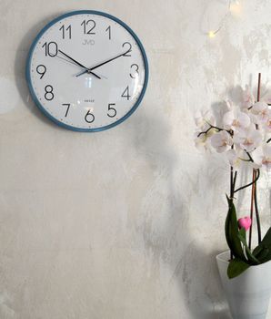 Stylowy zegar JVD HX8016.4 w kolorze niebieskim, 30 cm. Cichy mechanizm z płynącym sekundnikiem, wypukłe szkło  (1).JPG