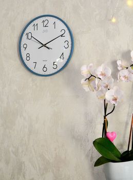 Stylowy zegar JVD HX8016.4 w kolorze niebieskim, 30 cm. Cichy mechanizm z płynącym sekundnikiem, wypukłe szkło  (2).JPG