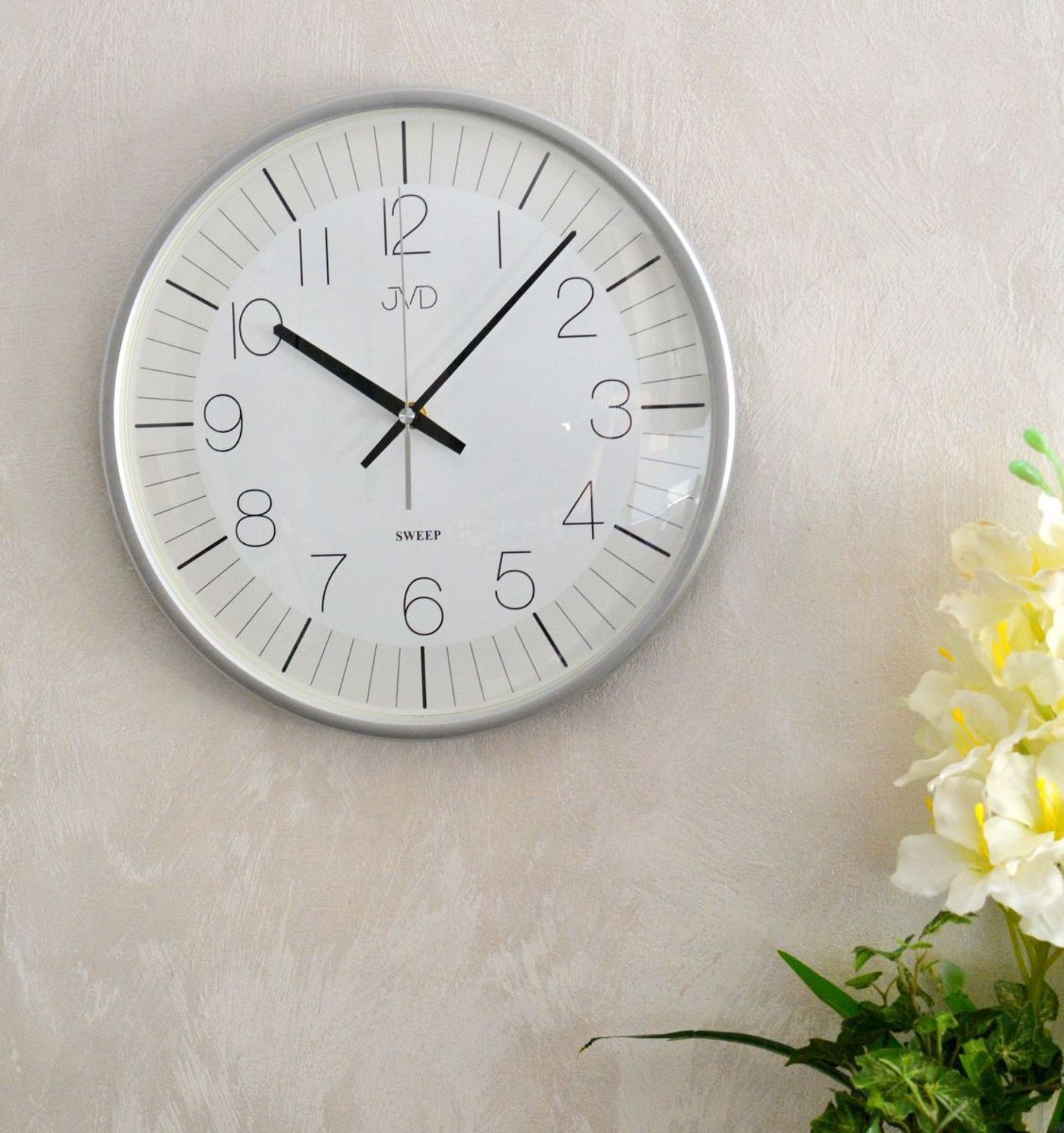 Zegar ścienny JVD 33 cm z cichym mechanizmem HX8019.1 srebrny. Zegar ścienny JVD. Zegarek ścienny z cichym mechanizmem. Ścienny zegar do pokoju. Zegar ścienny JVD na prezent..jpg
