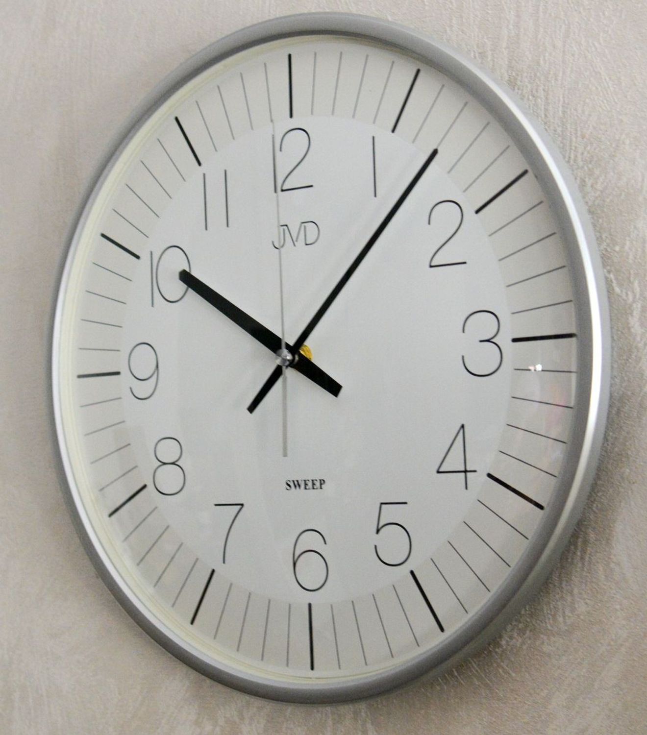 Zegar ścienny JVD 33 cm z cichym mechanizmem HX8019.1 srebrny. Zegar ścienny JVD. Zegarek ścienny z cichym mechanizmem. Ścienny zegar do pokoju. Zegar ścienny JVD na prezent..jpg