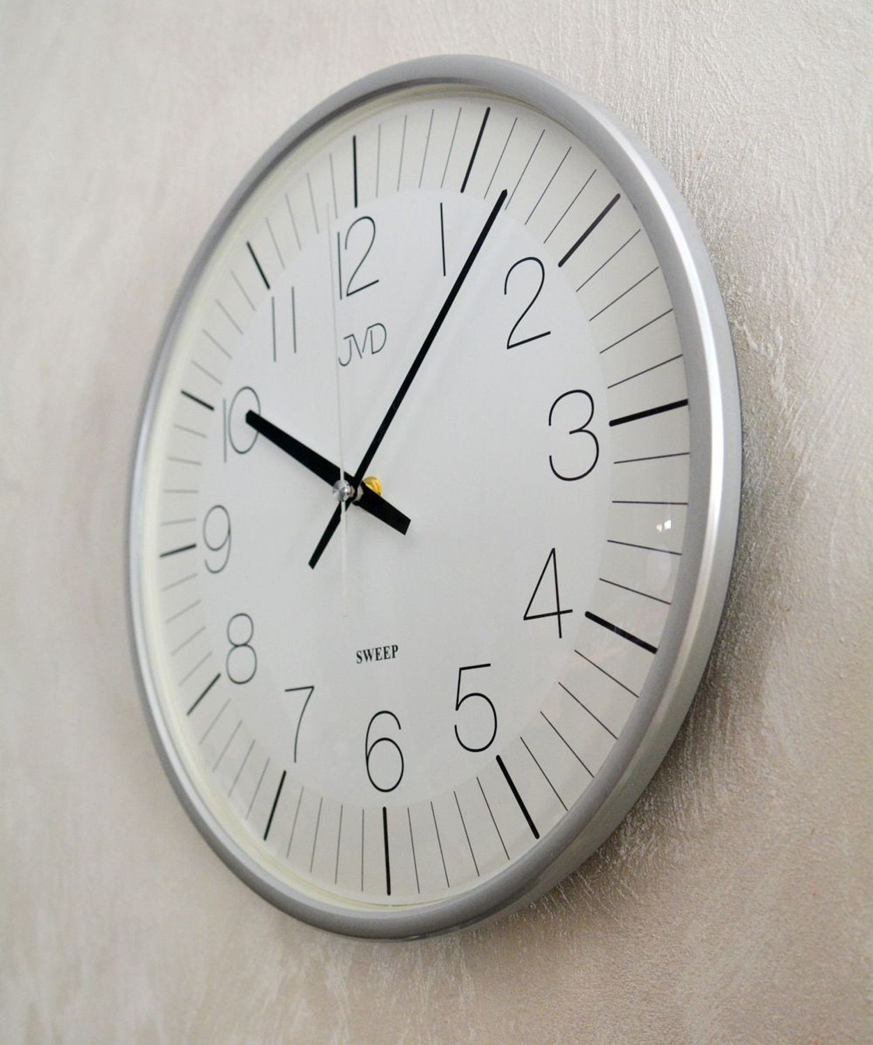 Zegar ścienny JVD 33 cm z cichym mechanizmem HX8019.1 srebrny. Zegar ścienny JVD. Zegarek ścienny z cichym mechanizmem. Ścienny zegar do pokoju. Zegar ścienny JVD na prezent..jpg